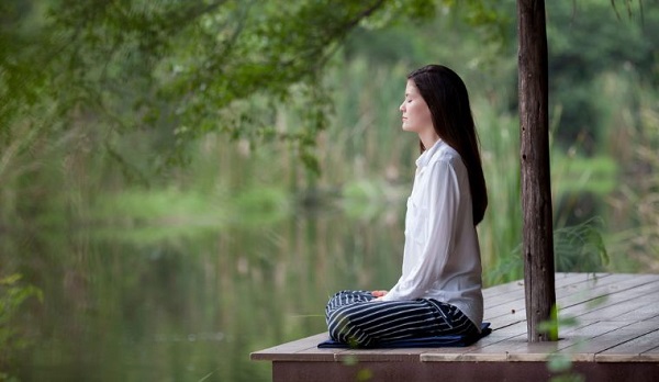 Yoga trị đau vai gáy và tê bì tay chân – Bí quyết kéo giãn cột sống giúp giảm đau tự nhiên